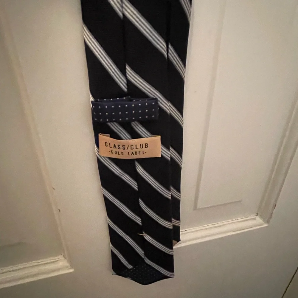 Class Club Navy and White Diagonal Striped Tie